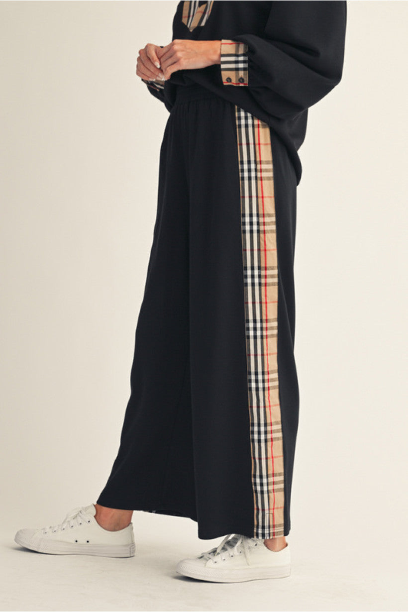 Black Elastic waist wide leg sweatpants with side plaid contrast accent, side pockets.